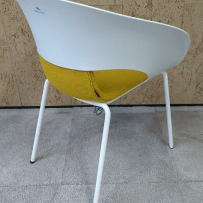 Fauteuil design Thomas Pedersen modèle Deli édition Skandiform, coque en plastique ajouré blanc, galette en tissu chiné jaune avec attache de solidarisation sous l’assise, piètement en bois naturel. 80 x 62 x 55 cm. Localisation : 9 avenue Percier 75008 Paris