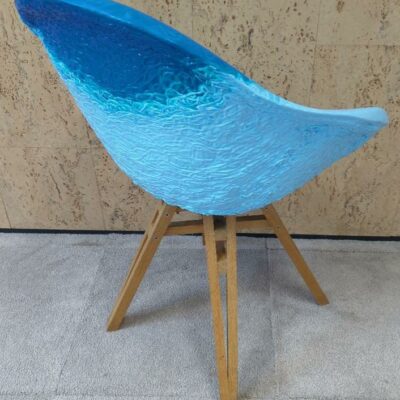 Fauteuil Gravêne en plastique recyclé bleu clair et bleu roi, piétement en bois naturel. 85 x 64 x 55 cm. Localisation : 9 avenue Percier 75008 Paris