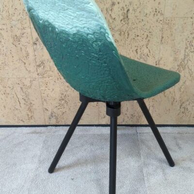 Chaise Gravêne en plastique recyclé vert clair et foncé, piètement en métal noir. 85 x 41 x 50 cm. Localisation : 9 avenue Percier 75008 Paris