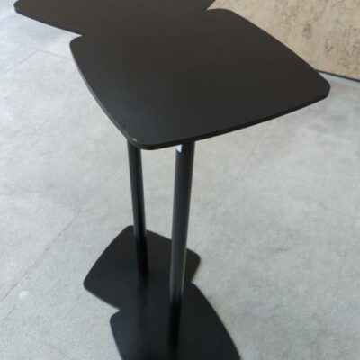 Mange debout composé de 2 tables soudées en acier laqué noir. 105 x 78 x 50 cm. 2 unités vendues avec faculté de réunion. Localisation : 9 avenue Percier 75008 Paris