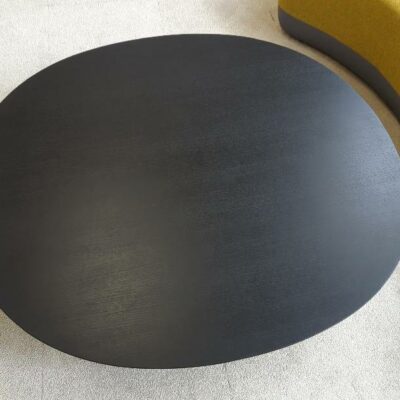 Table basse design Victor Carrasco modèle Maarten édition Viccarbe, plateau ovale en bois stratifié noir sur 4 pieds en métal. 30 x 124 x 120 cm. Localisation : 9 avenue Percier 75008 Paris