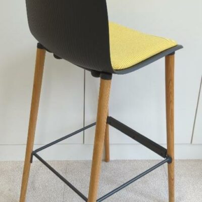 Chaise haute de marque Steelcase modèle Cavatina, coque en plastique gris anthracite, galette d’assise en tissu jaune, piètement en bois naturel avec repose-pied. 114 x 45 x 53 cm. 4 unités vendues avec faculté de réunion. Localisation : 9 avenue Percier 75008 Paris