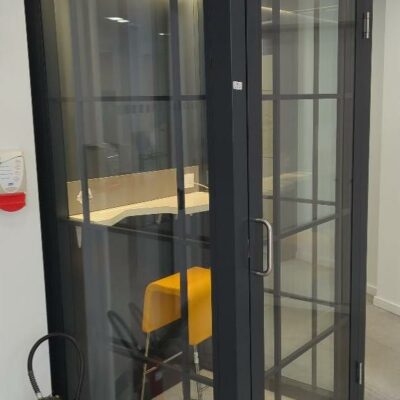 Cabine acoustique 1 personne de marque Clestra comprenant une tablette une prise RJ45 et une prise USB. on y joint un tabouret de marque Matéria en métal chromé et simili cuir jaune. 237 x 110 x 110 cm. 2 unités vendues avec faculté de réunion. Localisation : 9 avenue Percier 75008 Paris