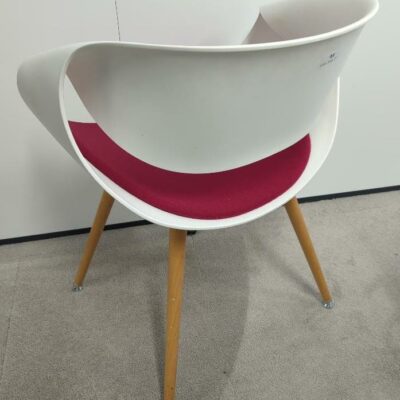 Fauteuil design Martin Ballendat modèle Perillo édition Züco, coque en plastique blanc, galette d’assise en tissu fuchsia, pieds obliques en bois naturel. 79 x 58 x 53 cm. 3 unités vendues avec faculté de réunion. Localisation : 9 avenue Percier 75008 Paris