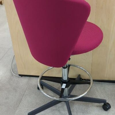 Fauteuil pivotant ajustable design Pearson Lloyd modèle Bay édition Bene recouvert de tissu fushia, piètement en étoile à 5 branches sur roulettes avec repose pied. 110 x 66 x 74 cm. 4 unités vendues avec faculté de réunion. Localisation : 9 avenue Percier 75008 Paris