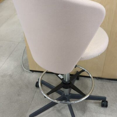 Fauteuil pivotant ajustable design Pearson Lloyd modèle Bay édition Bene recouvert de tissu rose pâle, piètement en étoile à 5 branches sur roulettes avec repose pied. 110 x 66 x 74 cm. 2 unités vendues avec faculté de réunion. Localisation : 9 avenue Percier 75008 Paris