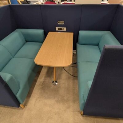 Espace de travail acoustique comprenant 2 banquettes 2 personnes en tissu vert, dossiers hauts en feutrine bleue, une table et prises électriques et Rj45. 131 x 242 x 163 cm. Localisation : 9 avenue Percier 75008 Paris