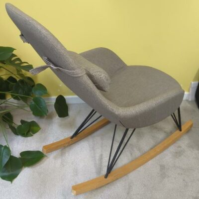 Rocking-chair recouvert de tissu gris, piétement en bois et métal. 105 x 67 x 110 cm. Localisation : 9 avenue Percier 75008 Paris