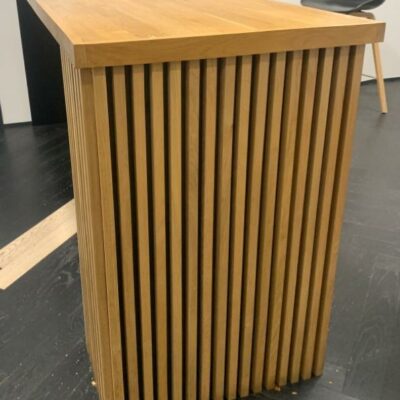 Meuble bar en bois type chêne naturel. 90 x 230 x 60 cm. Localisation : 9 avenue Percier 75008 Paris
