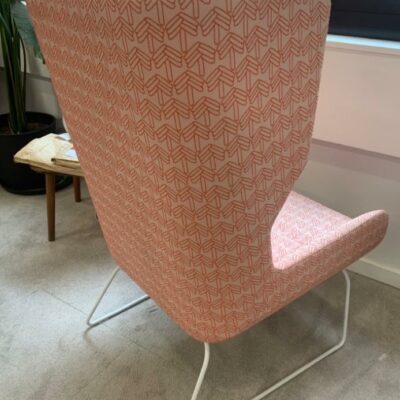 Fauteuil bergère à oreilles avec tissu rose et motifs brodés rouges de marque Naughtone. 116 x 70 x 75 cm. Localisation : 9 avenue Percier 75008 Paris