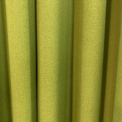 Rideau vert occultant en tissu épais de 3,3 m de longueur. 2 unités vendues avec faculté de réunion. Localisation : 9 avenue Percier 75008 Paris