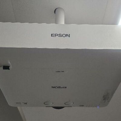 Vidéo projecteur de marque Epson modèle EBL 63OU. Localisation : 9 avenue Percier 75008 Paris