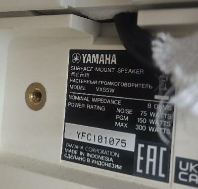 Paire d’enceintes de marque Yamaha modèle vxs5w. Localisation : 9 avenue Percier 75008 Paris