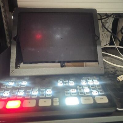 Switch 6 canaux HD video de marque Roland modèle XS-62S et table de mixage avec écran de marque ATEM modèle Mini Pro ISO. Localisation : 9 avenue Percier 75008 Paris