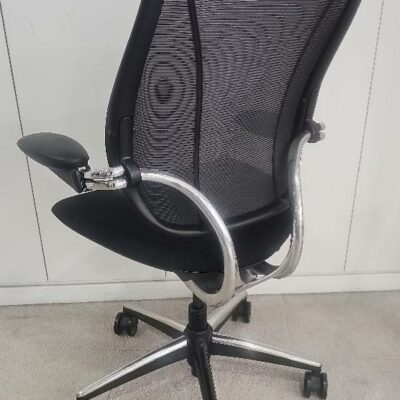 Fauteuil de bureau sur roulettes de marque Humanscale modèle Liberty, assise en tissu noir et dossier en résille noire piétement chromé. unités vendues avec faculté de réunion. Localisation : 9 avenue Percier 75008 Paris