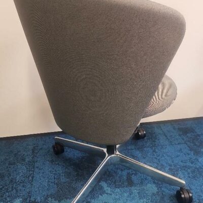 Fauteuil pivotant ajustable design Pearson LLoyd modèle Bay édition Bene en tissu gris, piétement sur roulettes à 4 branches chromées . 7 unité vendues avec faculté de réunion. Localisation : 9 avenue Percier 75008 Paris
