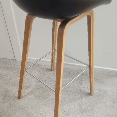 Tabouret haut de marque Hay, assise en plastique noir piétement en bois type chêne clair, repose pieds en métal brossé. 17 unités vendues avec faculté de réunion. Localisation : 9 avenue Percier 75008 Paris