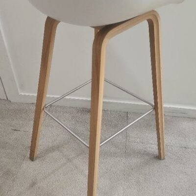 Tabouret haut de marque Hay, assise en plastique blanc, piétement en bois type chêne clair, repose pieds en métal brossé. 15 unités vendues avec faculté de réunion. Localisation : 9 avenue Percier 75008 Paris