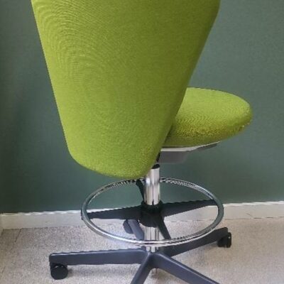 Chaise pivotante ajustable sur roulettes design Pearson Lloyd modèle Bay édition Bene en tissu vert pomme. 6 unités vendues avec faculté de réunion. Localisation : 9 avenue Percier 75008 Paris