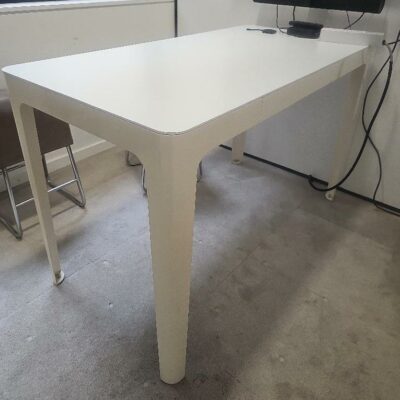 Petit bureau haut plateau blanc piètement et armature en métal laqué blanc. Dimensions :70 cmde largeur  par 140 cm de long. Localisation : 9 avenue Percier 75008 Paris