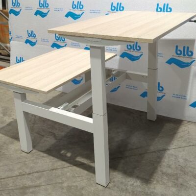 Bench de 2 de marque Herman Miller ajustable en hauteur, plateau en bois couleur hêtre avec manivelle, piètement en acier laqué blanc. Hauteur mini : 70 cm. Hauteur max : 120 x 120 x 78 cm. 4 unités vendues avec faculté de réunion. Localisation : 17 rue Angiboust 91460 Marcoussis