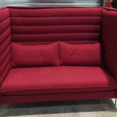 Canapé à haut dossier design Erwan et Ronan Bouroullec modèle Alcôve édition Vitra en tissu rouge bordeaux. 135 x 140 x 90 cm. 2 unités vendues avec faculté de réunion. Localisation : 17 rue Angiboust 91460 Marcoussis