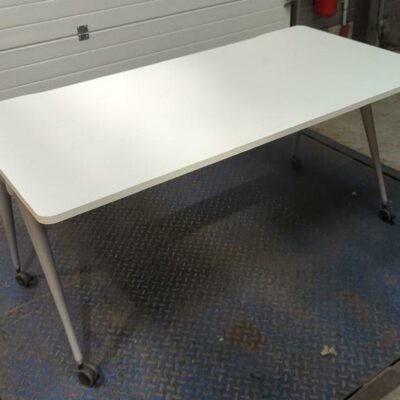 Bureau sur roulettes, plateau rectangulaire à bords arrondis en bois blanc. 75 x 160 x 80 cm. 3 unités vendues avec faculté de réunion. Localisation : 17 rue Angiboust 91460 Marcoussis