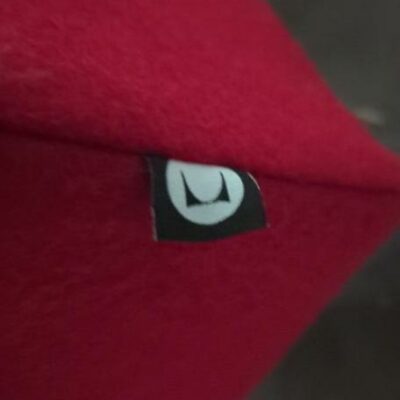 Pouf carré de marque Herman Miller recouvert de feutrine rouge sur 4 pieds en acier chromé. 40 x 65 x 65 cm. Localisation : 17 rue Angiboust 91460 Marcoussis