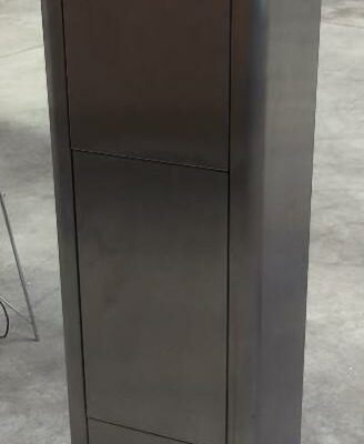 Poubelle de marque Cubek à 3 compartiments en inox. 145 x 34 x 30 cm. Localisation : 17 rue Angiboust 91460 Marcoussis