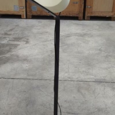 Lampe de parquet de marque La corbeille, pied en métal, base en bois, abat jour en plastique blanc. 160 x 32 cm. 2 unités vendues avec faculté de réunion. Localisation : 17 rue Angiboust 91460 Marcoussis