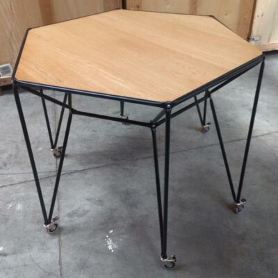 Table haute octogonale sur roulettes, armature en métal noir, plateau en bois. 108 x130 cm. 2 unités vendues avec faculté de réunion. Localisation : 17 rue Angiboust 91460 Marcoussis
