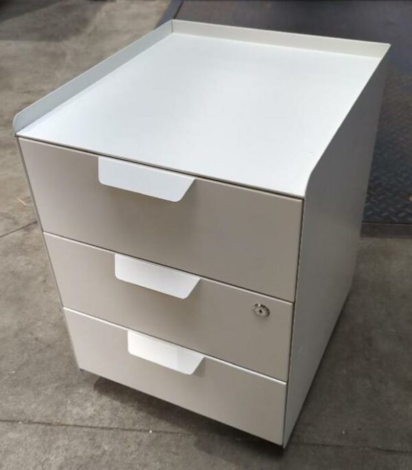 Caisson 3 tiroirs en métal blanc sur roulettes. 55 x 40 x 44 cm. 3 unités vendues avec faculté de réunion. Localisation : 17 rue Angiboust 91460 Marcoussis
