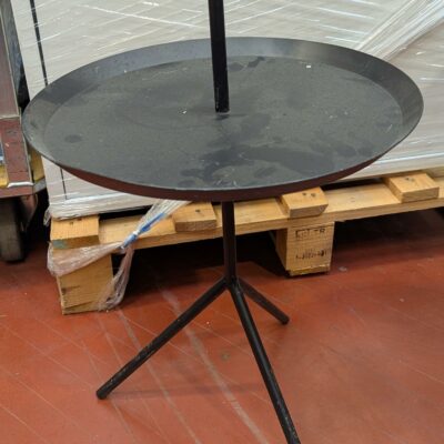Petite table d’appoint ou bout de canapé en métal laqué blanc, rose, vert ou noir. 6 unités vendues avec faculté de réunion. Localisation : 8 rue de la Fossé aux Leux 91700 Ste Geneviève des Bois