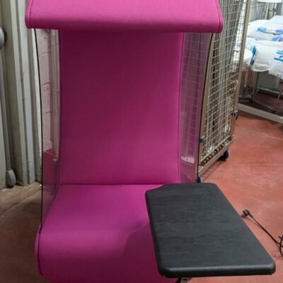 Cabine acoustique de marque Studio Pack avec tablette orientable, éclairage plafonnier, prise électrique intégrée, de couleur violette. 145 x 70 x 80 cm. Localisation : 8 rue de la Fossé aux Leux 91700 Ste Geneviève des Bois