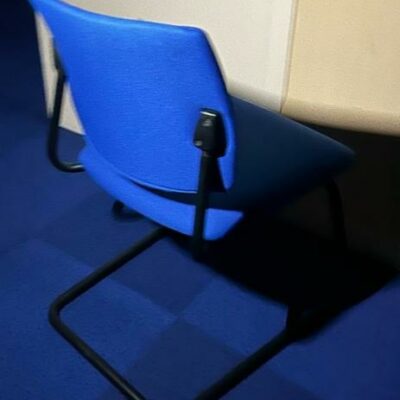 Fauteuil de bureau structure acier de couleur noir assise tissu bleu dossier bleu