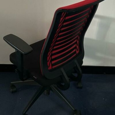 Fauteuil de bureau assise en tissu noir dossier en résille orange piètrement , noir sur roulettes
