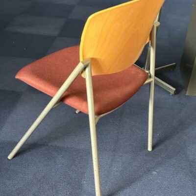 Chaise de bureau métallique structure de couleur grise Assise tissu orange Dossier en bois