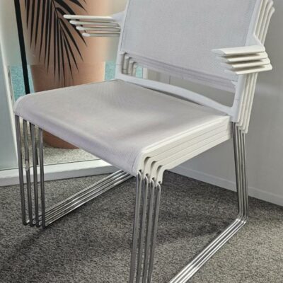 Fauteuil de réunion empilable de marque Wilkhann, assise et dossier en resille blanche, armature en plastique blanc et piètement en métal chromé. Dimensions: Quantités disponibles : 550 unités (dont 60 Vasco -2).