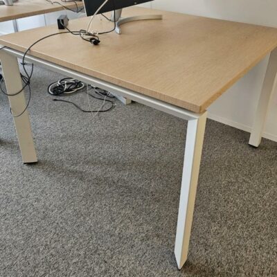 Table de réunion carrée en bois blanc ou type chêne clair et piétement blanc. Dimensions: 100 x 100 cm. Quantités disponibles: 57 unités.
