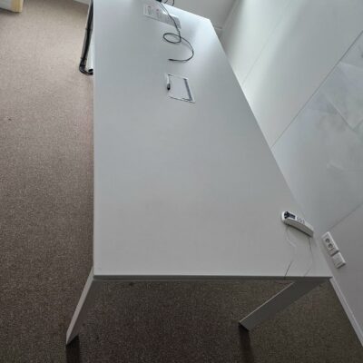 Table de réunion en bois blanc et piétement blanc 8 places de travail. . Dimensions: 280 x 80 cm. Quantités disponibles: 17 unités.