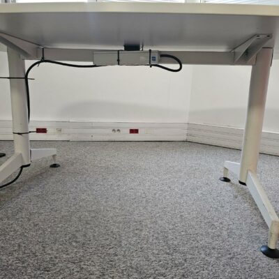 Table de réunion ovale 4 personnes en bois blanc et piètement métallique blanc. Dimensions: . Quantités disponibles: 19 unités.