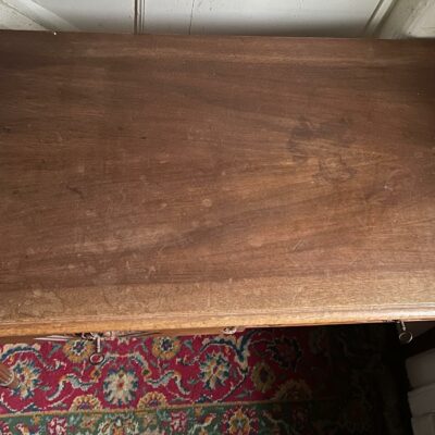 Bureau en chêne de style Louis XVI avec deux tiroirs en ceinture, clef. Dimensions: 78 x 110 x 55 cm. Lot vendu sur désignation avec enlèvement sur rendez-vous au 51 avenue de la libération à Granville