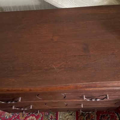 Commode rustique en chêne foncé ouvrant par trois tiroirs. Poignée cassée. Dimensions: 96 x 100 x 43 cm. Lot vendu sur désignation avec enlèvement sur rendez-vous au 51 avenue de la libération à Granville