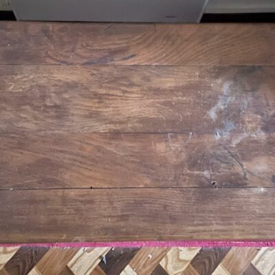 Table basse rustique en chêne foncé. Dimensions: 48 x 95 x 44 cm. Lot vendu sur désignation avec enlèvement sur rendez-vous au 51 avenue de la libération à Granville