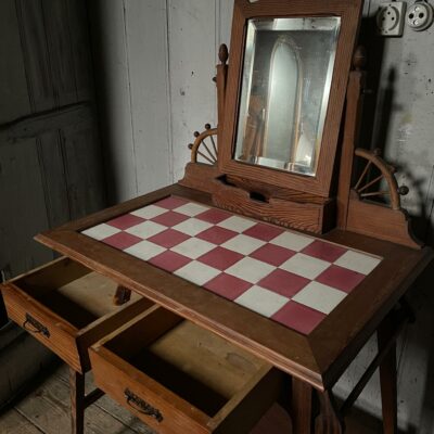 Coiffeuse de style Art Nouveau ouvrant par deux tiroirs en ceinture, plateau à damier rouge et blanc, miroir. Dimensions : 76 x 72 x 46 cm. Lot vendu sur désignation avec enlèvement sur rendez-vous au 51 avenue de la libération à Granville