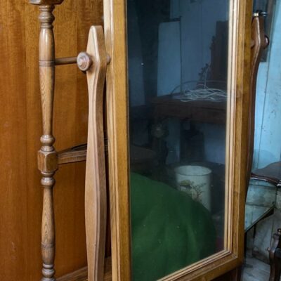 Serviteur en chêne foncé composé d’un grand miroir et de deux tiroirs et porte vêtement. Dimensions: 172 x 62 x 45 cm. Lot vendu sur désignation avec enlèvement sur rendez-vous au 51 avenue de la libération à Granville