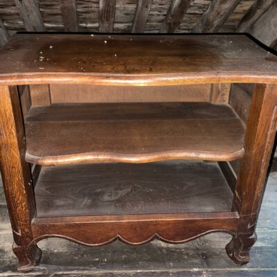 Petit meuble bibliothèque en chêne foncé composé d’une étagère. Dimensions: 62 x 70 x 39 cm. Lot vendu sur désignation avec enlèvement sur rendez-vous au 51 avenue de la libération à Granville