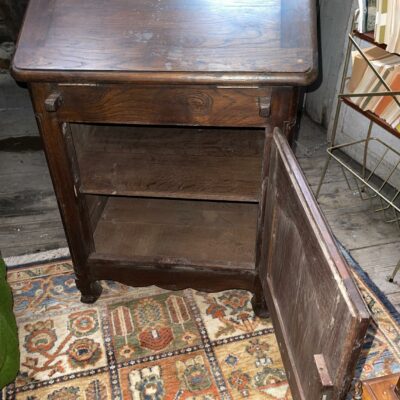 Petit bureau à abattant dit “dos d’âne” en chêne foncé, ouvrant par un abatant et composé d’une étagère plateau. Dimensions: 82 x 6é X 45 cm. Lot vendu sur désignation avec enlèvement sur rendez-vous au 51 avenue de la libération à Granville