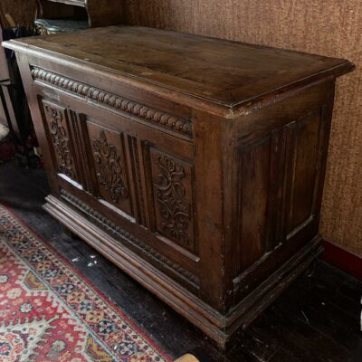 Coffre de style gothique, composé de panneaux anciens, en chêne foncé, à décor de fleur en façade. Dimensions: 86 x 115 x 57 cm. Lot vendu sur désignation avec enlèvement sur rendez-vous au 51 avenue de la libération à Granville