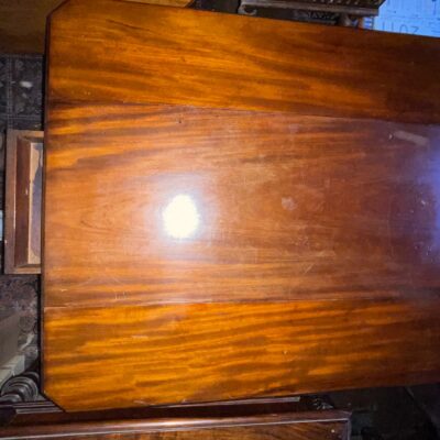 Table en acajou massif à volets et un tiroir en ceinture. Dimensions: 72 x 89 x 80 cm. Lot vendu sur désignation avec enlèvement sur rendez-vous au 51 avenue de la libération à Granville.